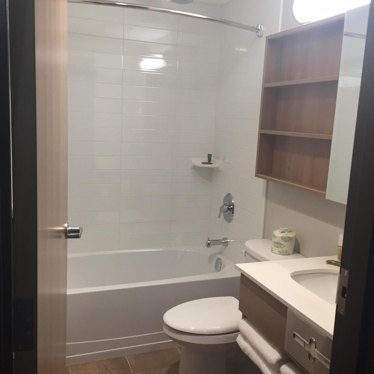 Junior Suite with One Queen Bed - Non-Smoking,1509589084:JPEG