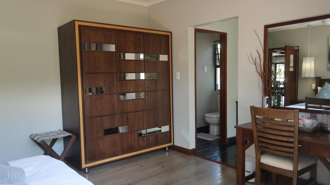 Kamer met Queensize Bed en Eigen Patio