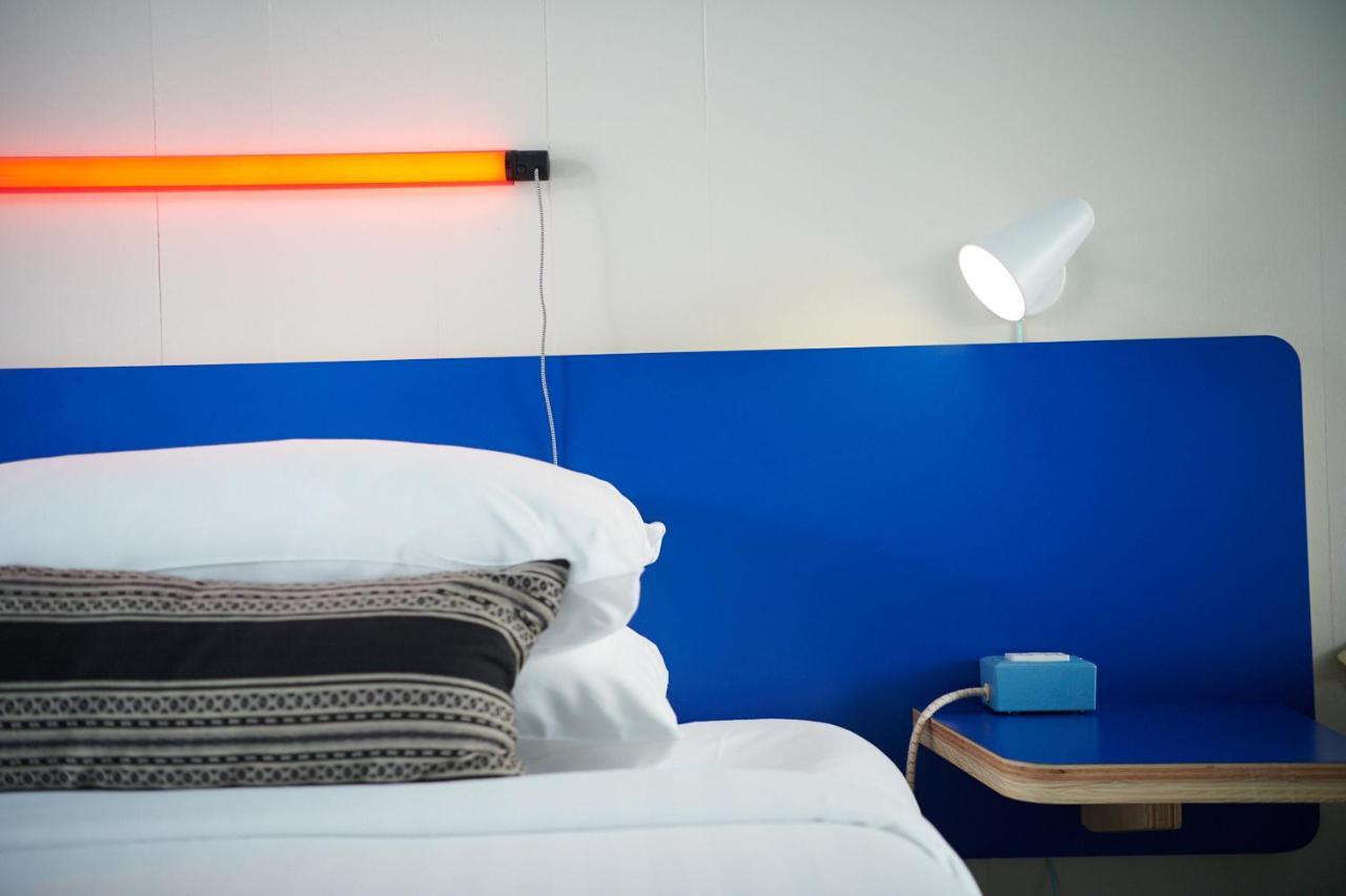 Zimmer mit Kingsize-Bett und Poolblick
