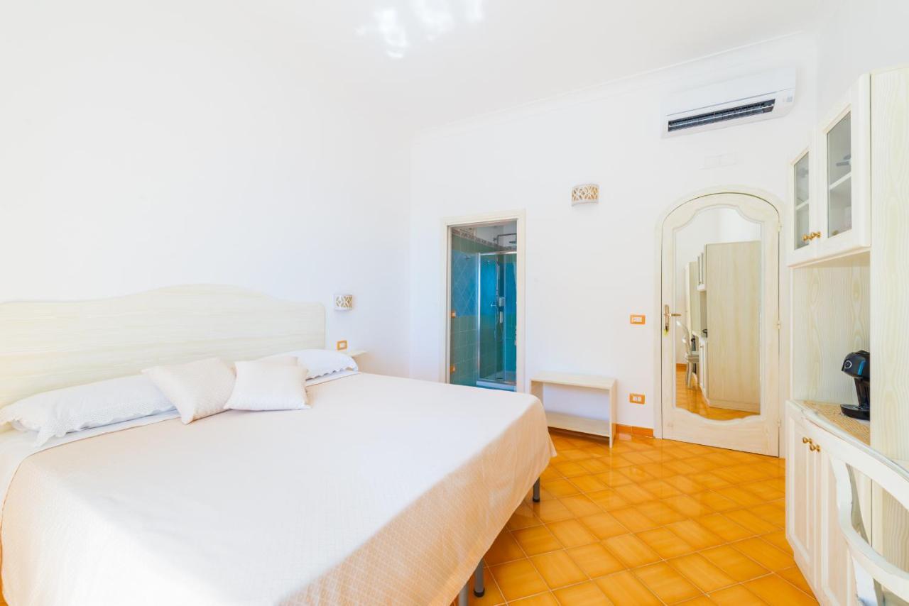 Quarto com Cama King-size e Vista do Mar
