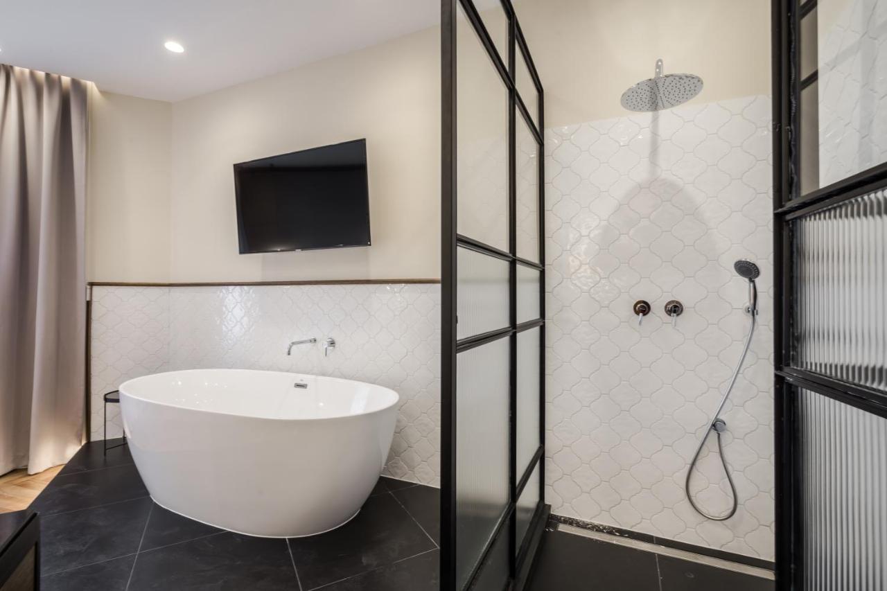 Deluxe Double Room Bath