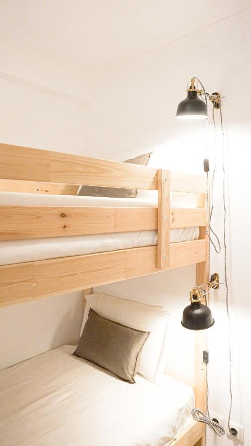 Habitación con literas y baño compartido