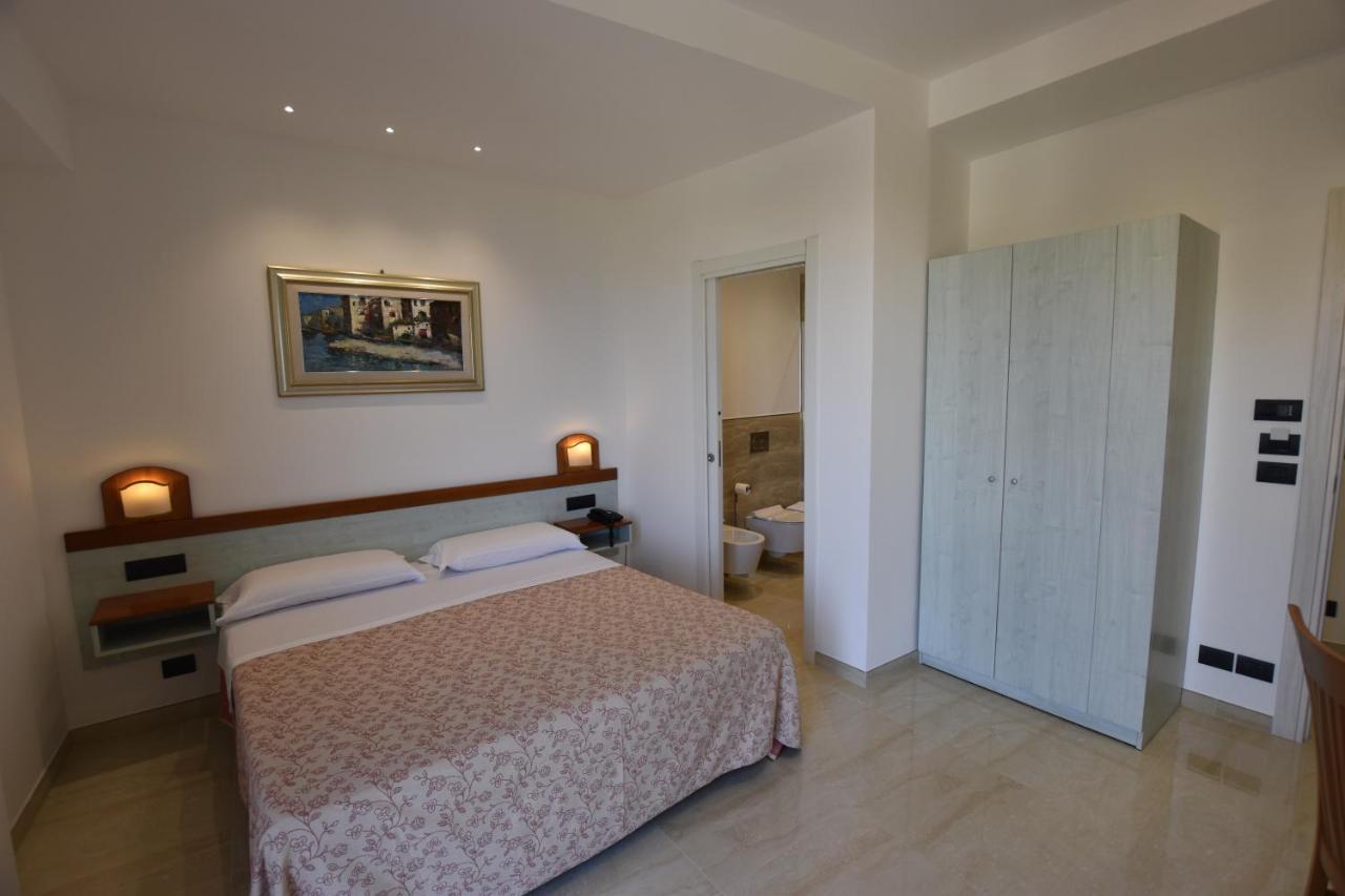 Double/Twin Room with Partial Sea View