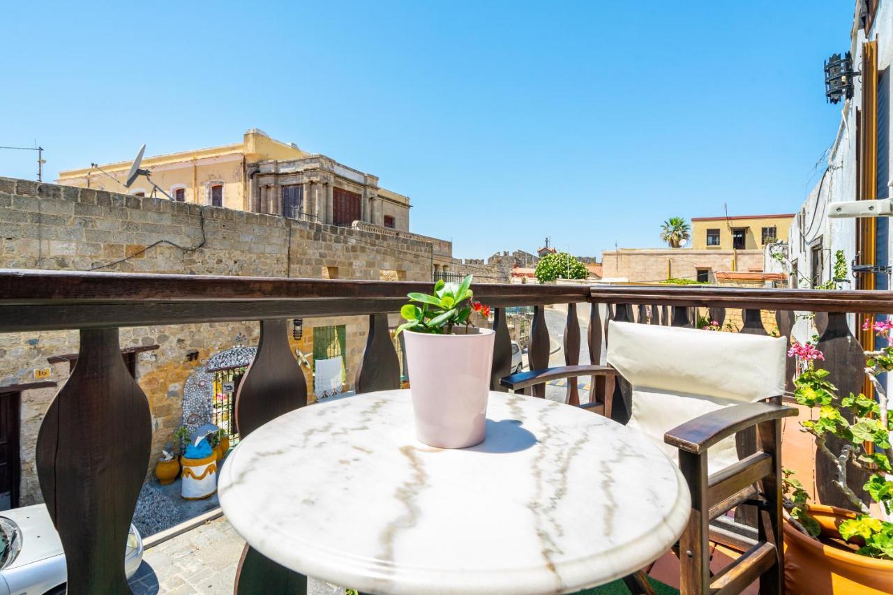 Zimmer mit Kingsize-Bett und Balkon
