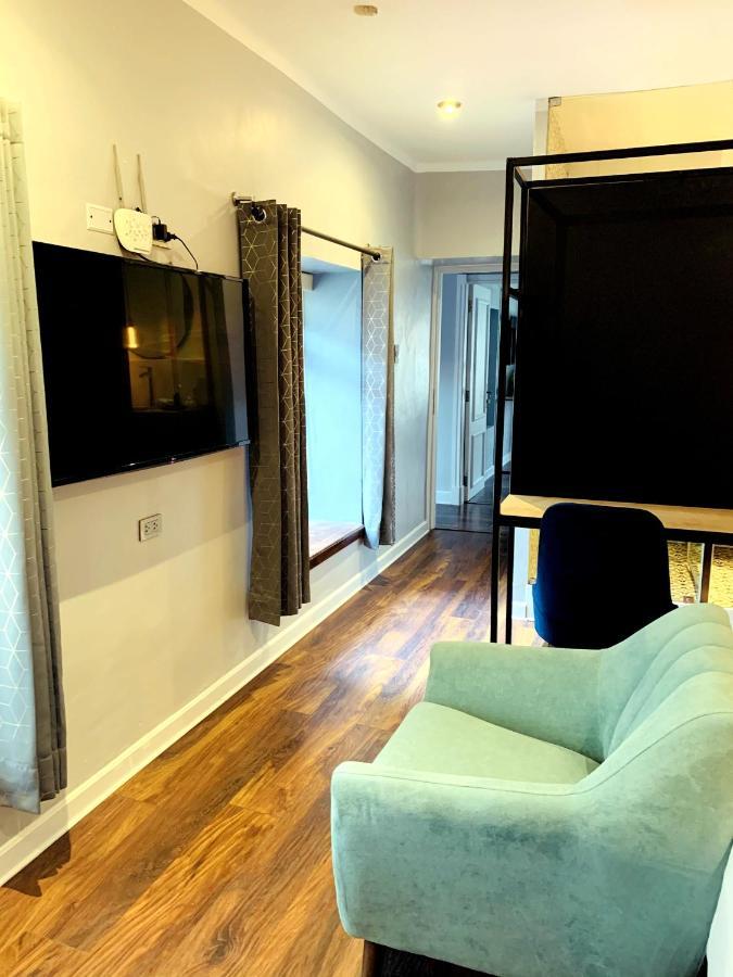 Habitación con cama extragrande y vistas al jardín
