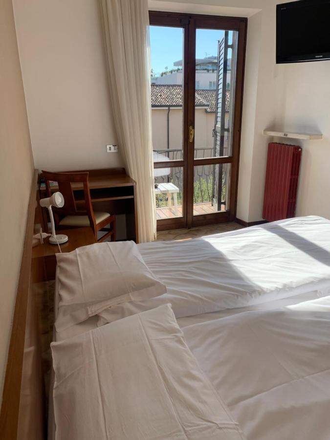 Doppel-/Zweibettzimmer mit Balkon
