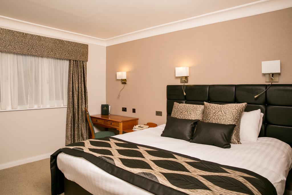 Quarto Clássico com Cama de Casal ou 2 de Solteiro