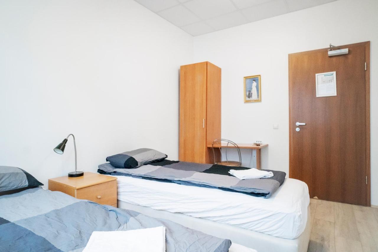 Tweepersoonskamer met 2 Aparte Bedden en Gedeelde Badkamer