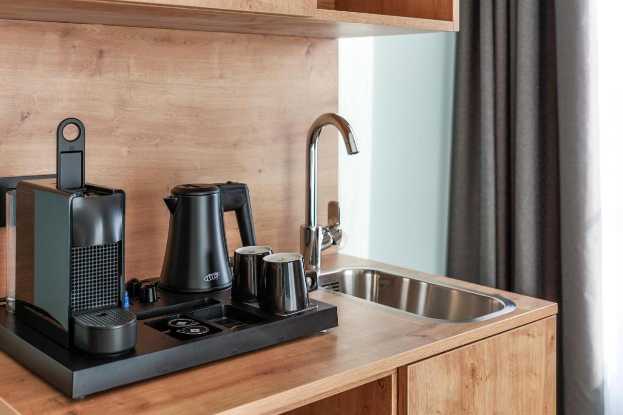 Suite Junior con balcón y zona de cocina