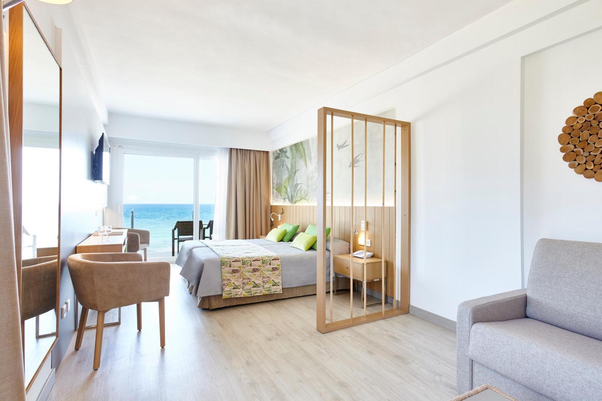 Suite Junior con vistas al mar (2 adultos + 2 niños)