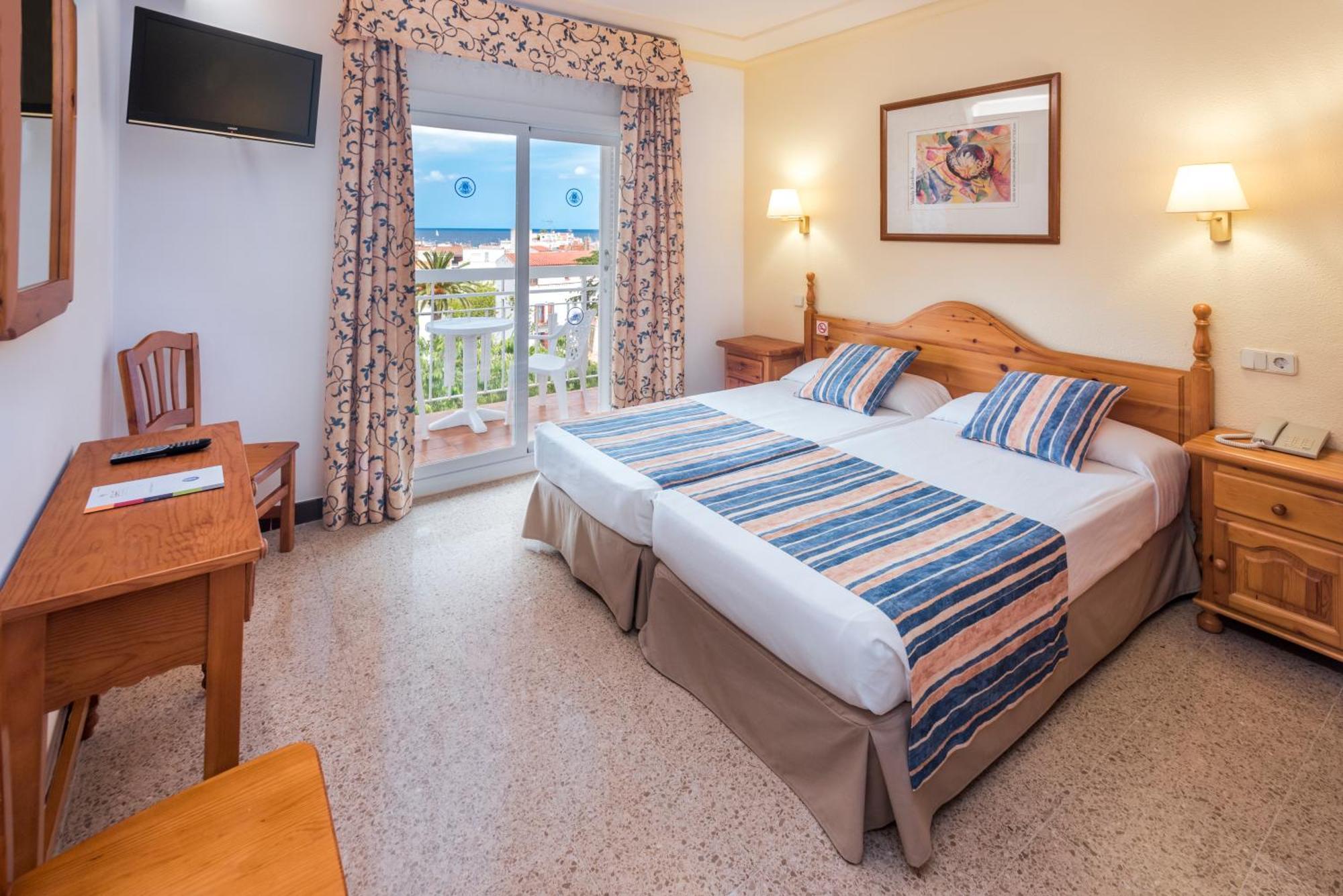 Doppel-/Zweibettzimmer mit Balkon und Poolblick