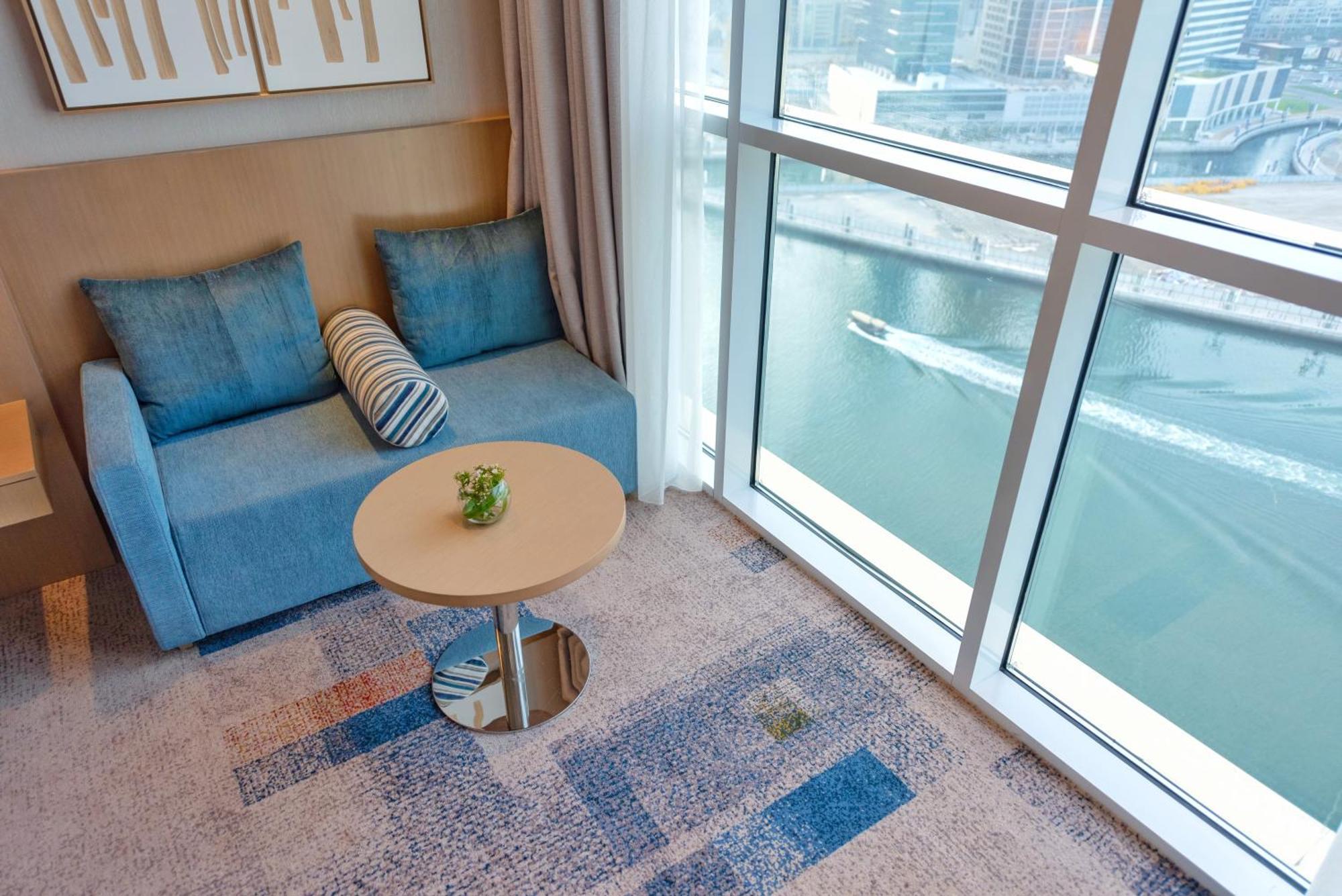Premium Zimmer mit Blick auf den Dubai Canal und kostenfreiem Zugang zum hoteleigenen Strand auf Palm Jumeirah