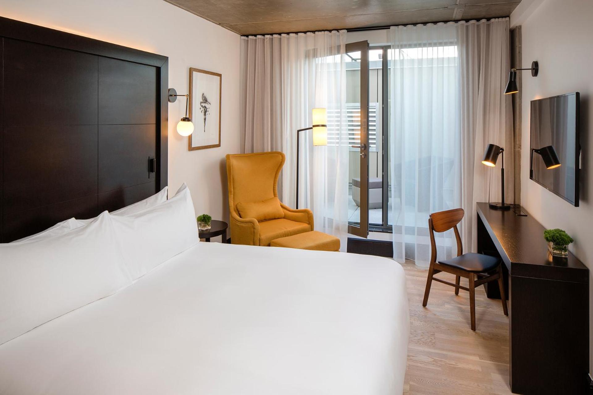 Habitación doble deluxe con cama grande y balcón