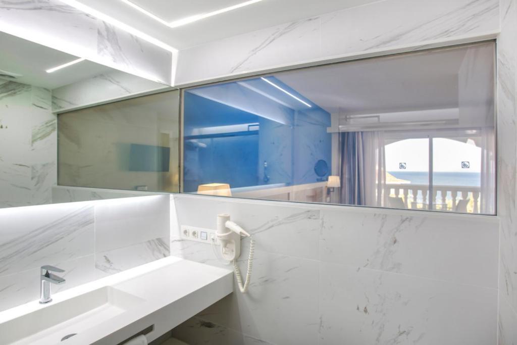Tweepersoonskamer met 2 Aparte Bedden en Uitzicht op Zee (3 Volwassenen + 1 Kind)