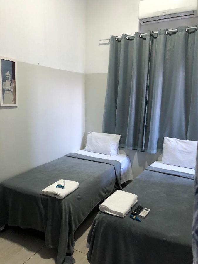 Quarto Econômico com 2 Camas de Solteiro