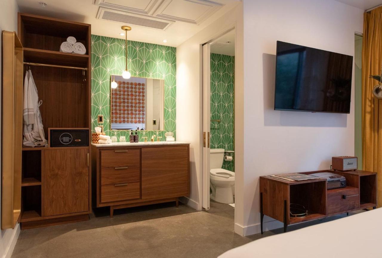 Mini King Room