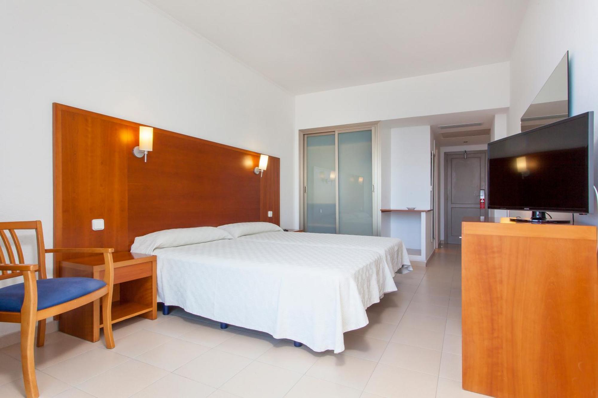 Superior Twin Room with Sea View,700249570:JPEG