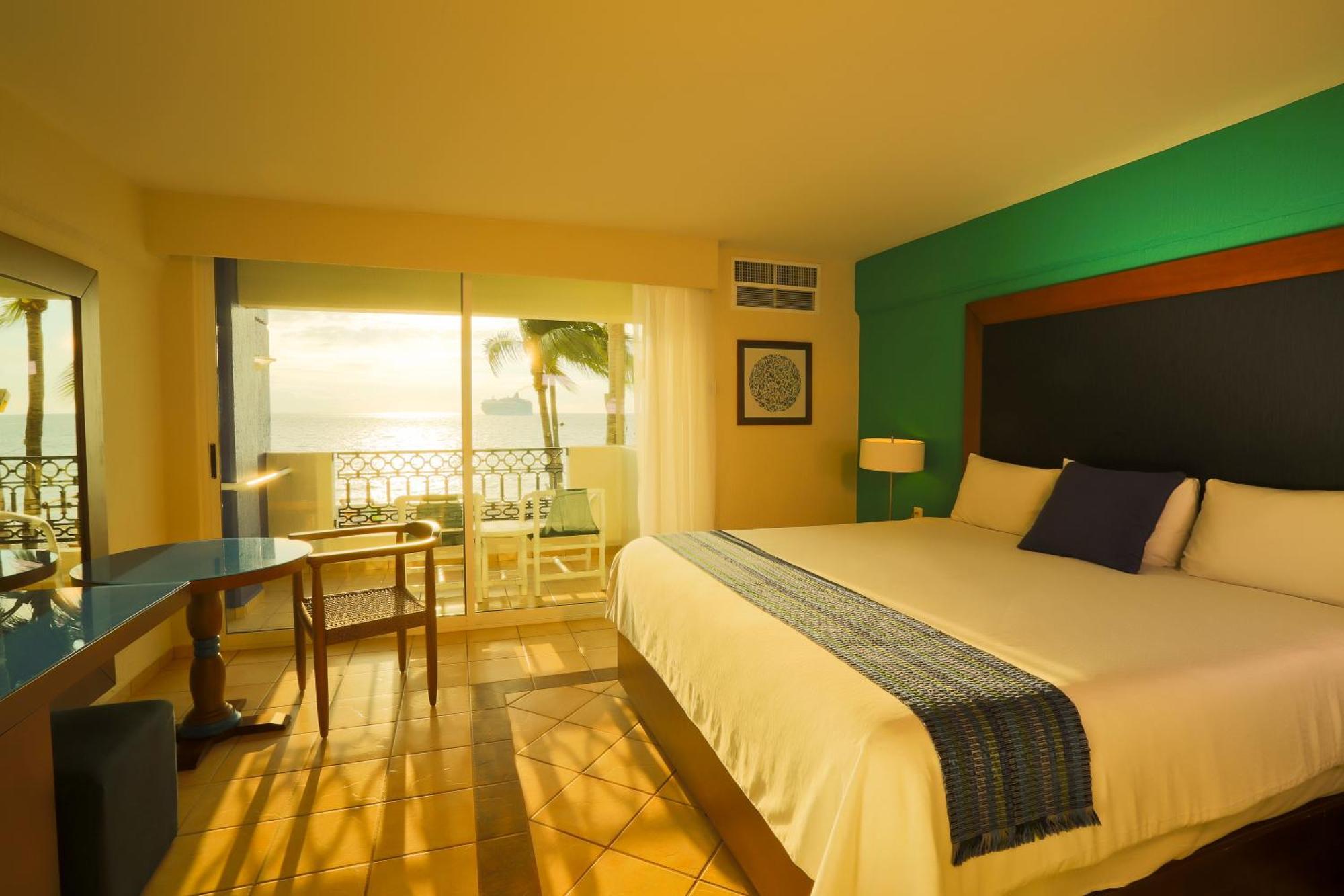 Zimmer mit Kingsize-Bett und Meerblick
