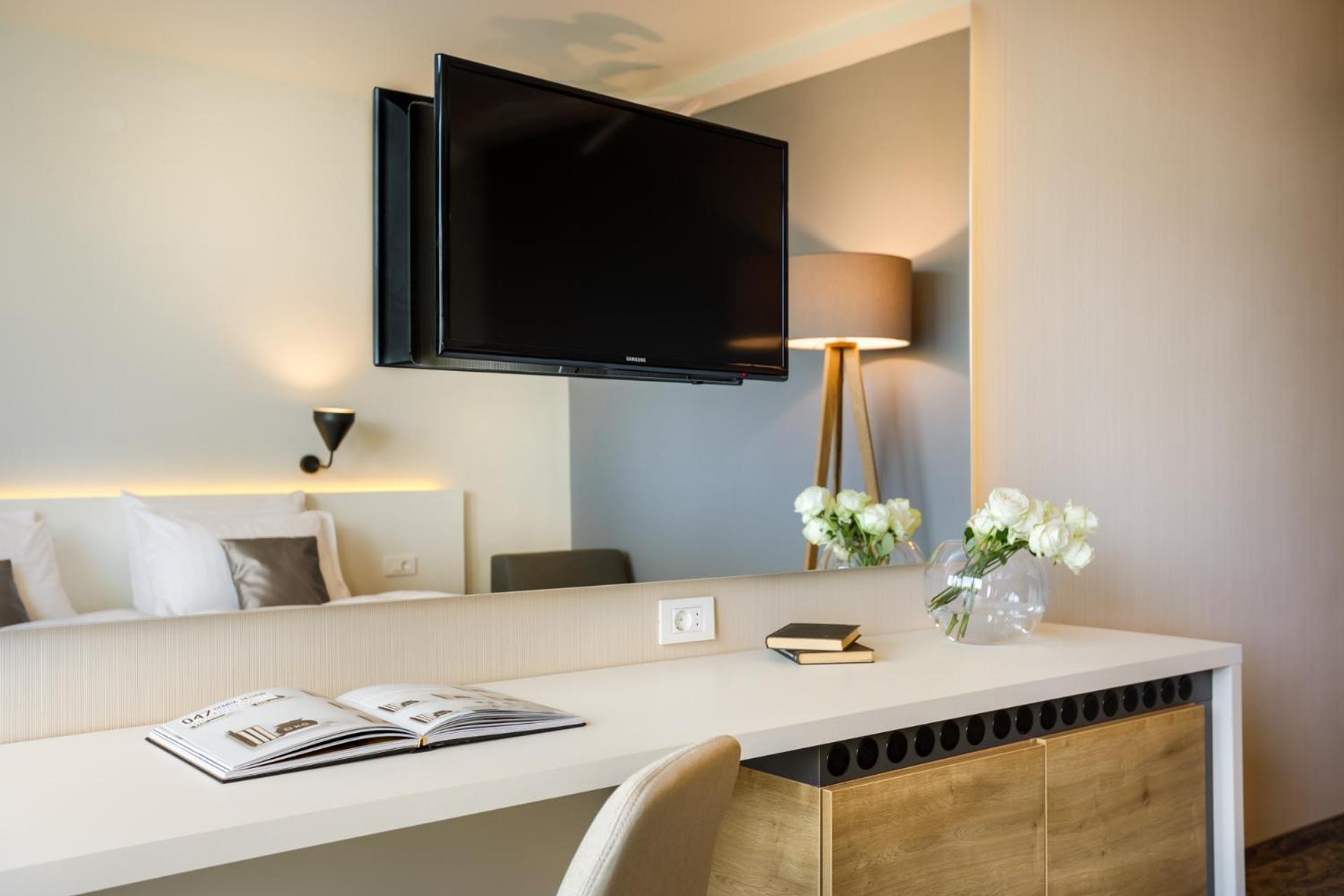 Double Room with Park View and Balcony,1436012680:JPEG