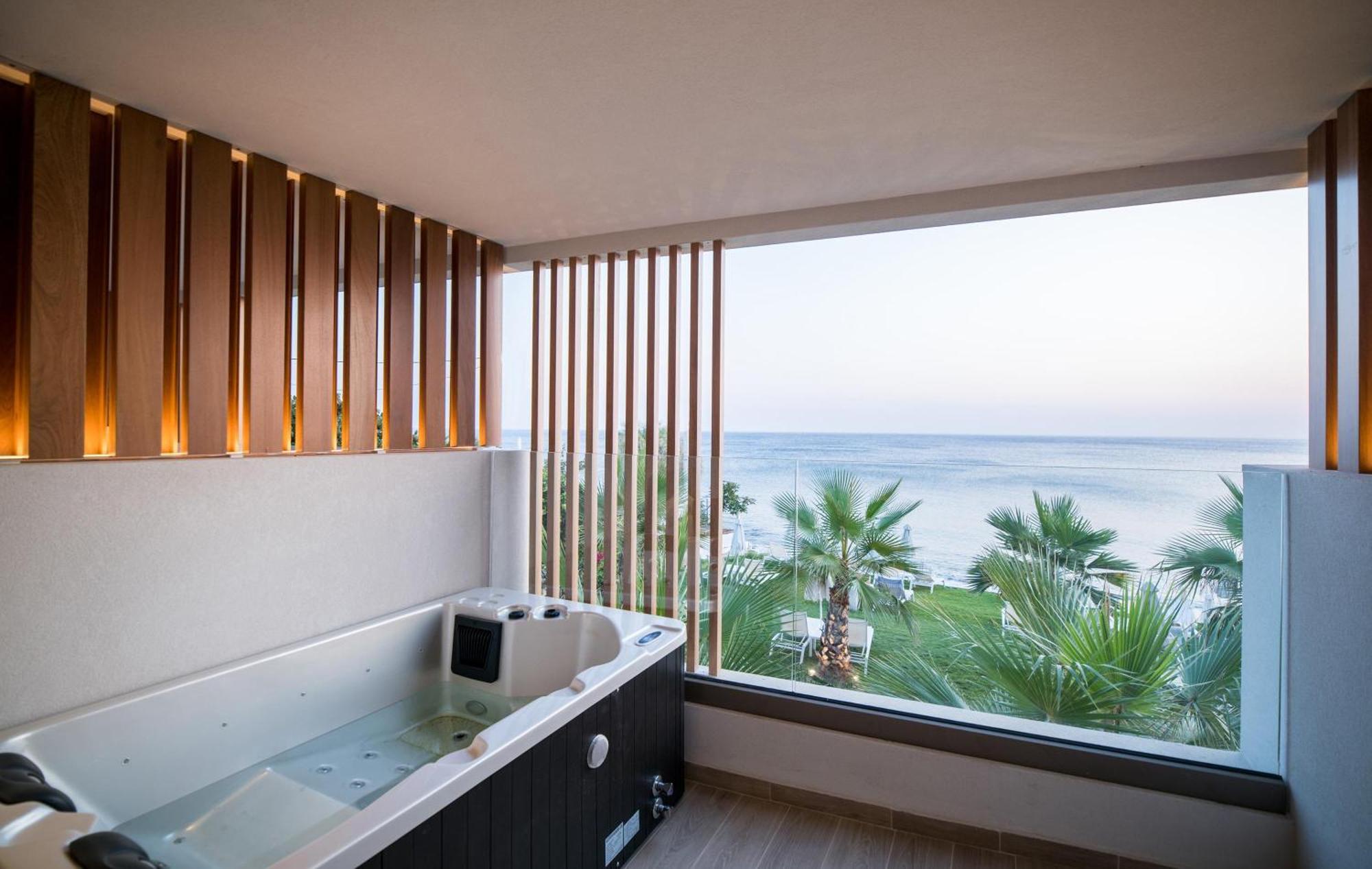 Dazzling Kamer met Uitzicht op de Blauwe Zee en Hot Tub in de Buitenlucht
