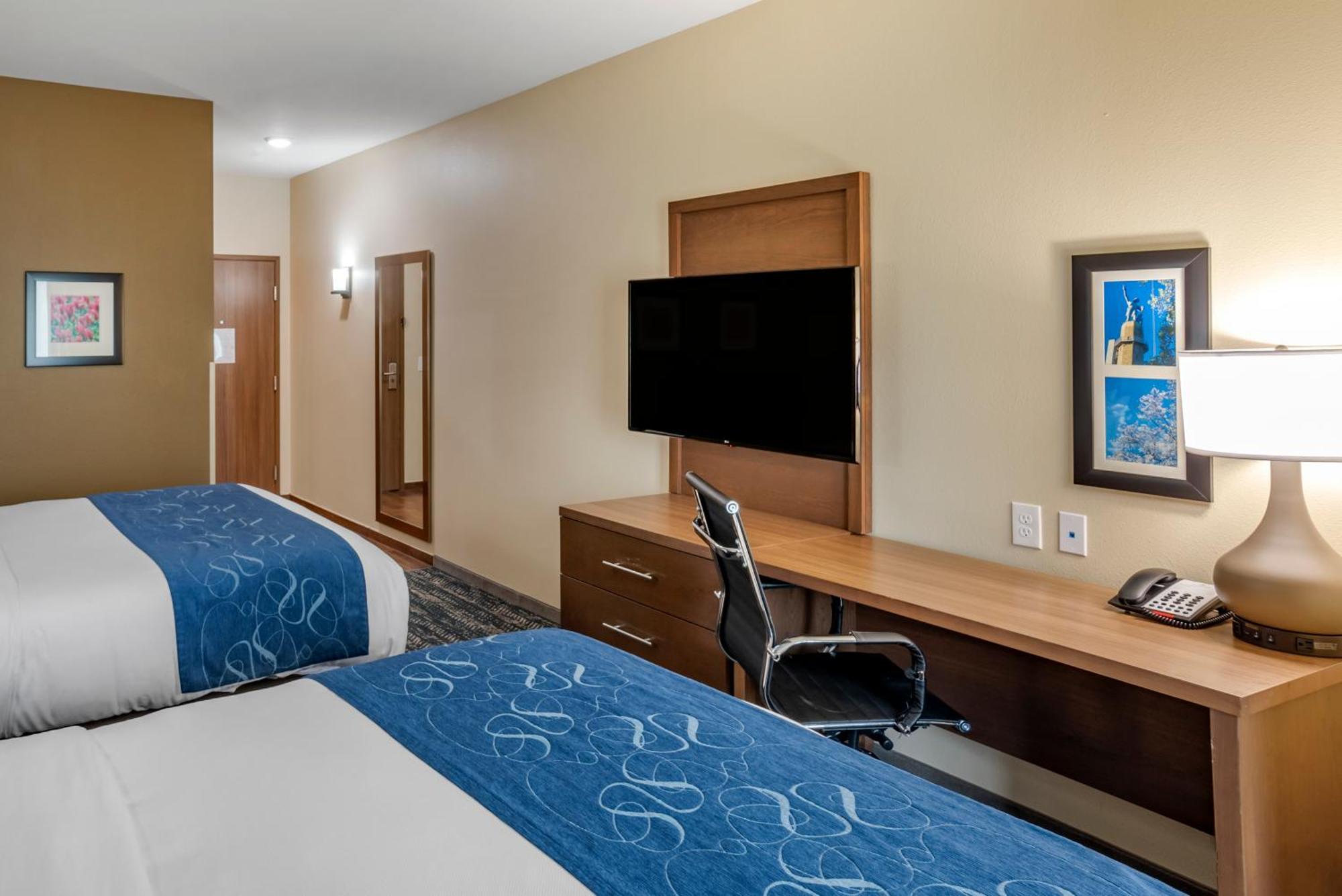 Queen Room with Two Queen Beds - Non-Smoking,1591269218:JPEG