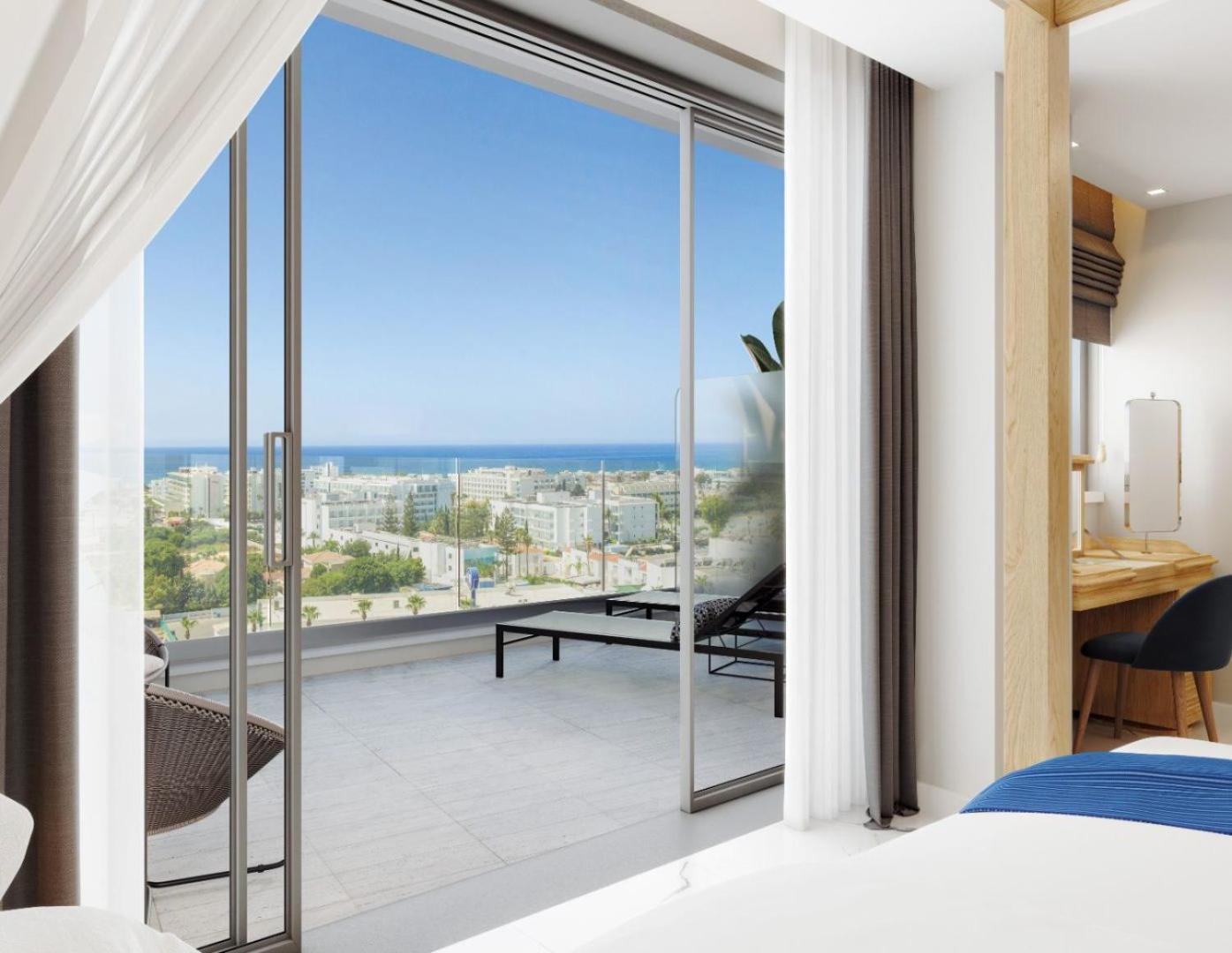 Suite Panoramique - Vue sur Piscine et Mer