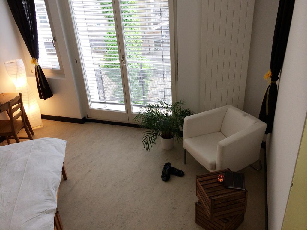 Doppel-/Zweibettzimmer mit Balkon