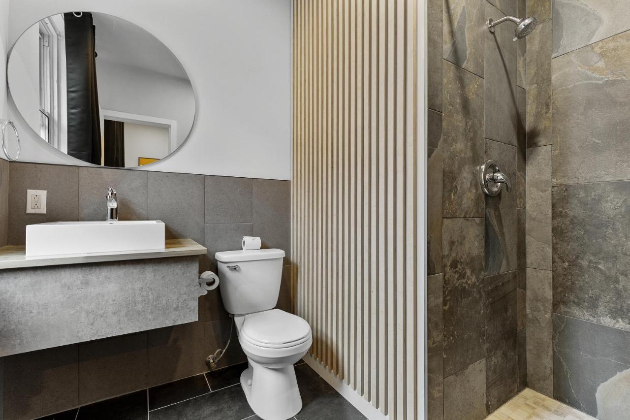 Deluxe Double Room Shower,1299555460:JPEG