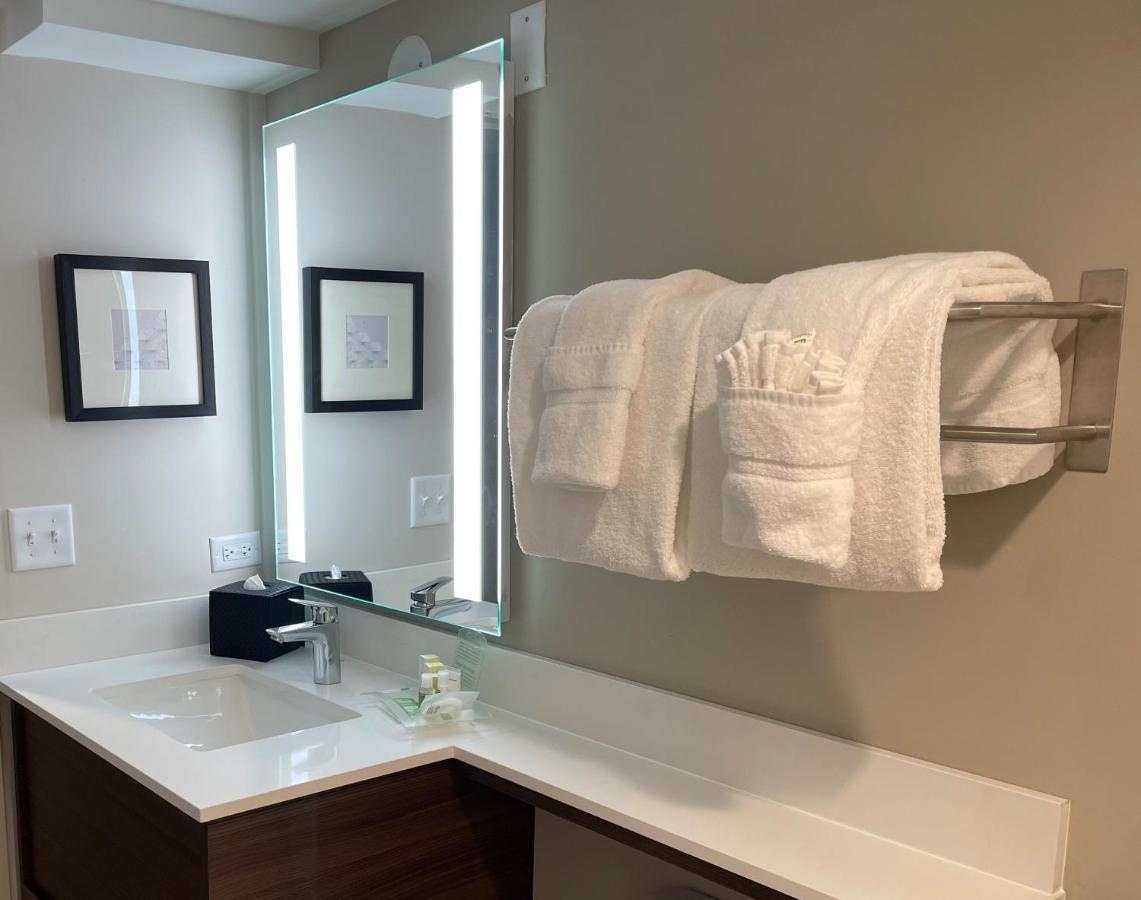 Quarto Queen com 2 Camas Queen-size e Banheira Acessível para Hóspedes com Mobilidade Reduzida