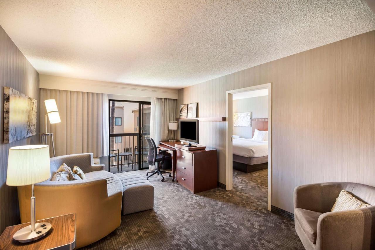 One-Bedroom King Suite with Pool View,1319503576:JPEG