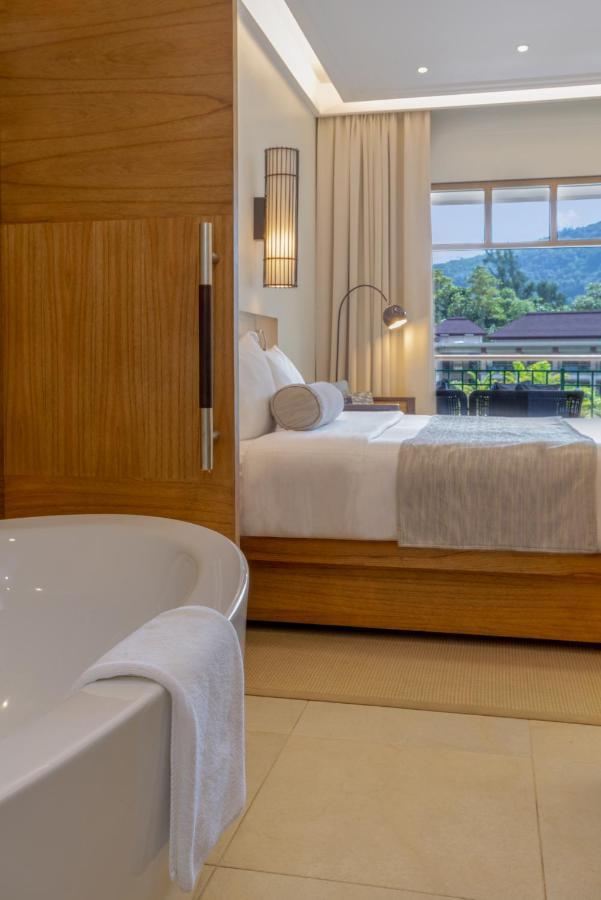 Deluxe Grand Kamer met Uitzicht op Zwembad
