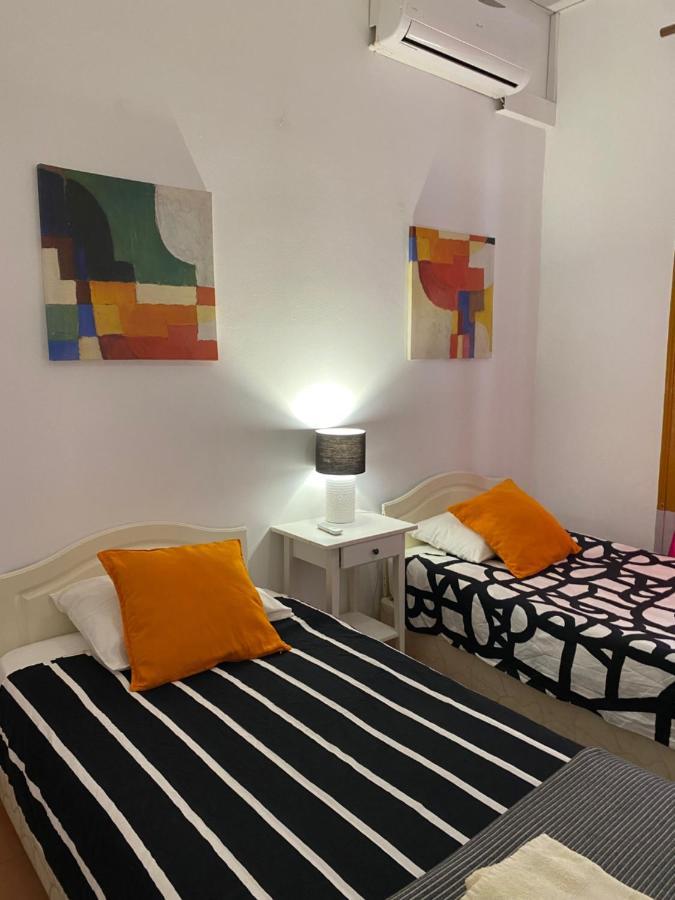 Quarto com 2 Camas de Solteiro e Banheiro Privativo