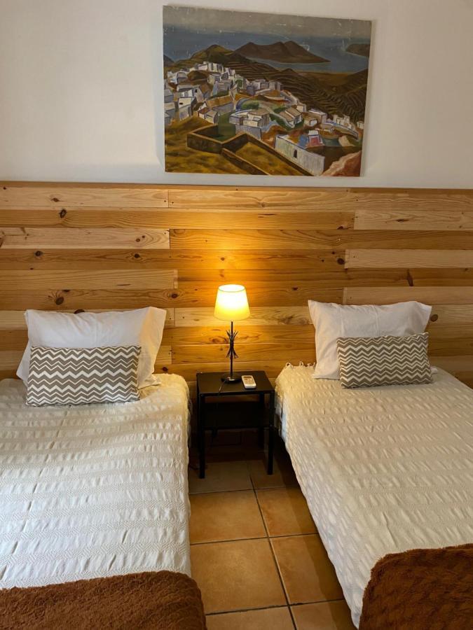 Quarto com 2 Camas de Solteiro e Banheiro Compartilhado