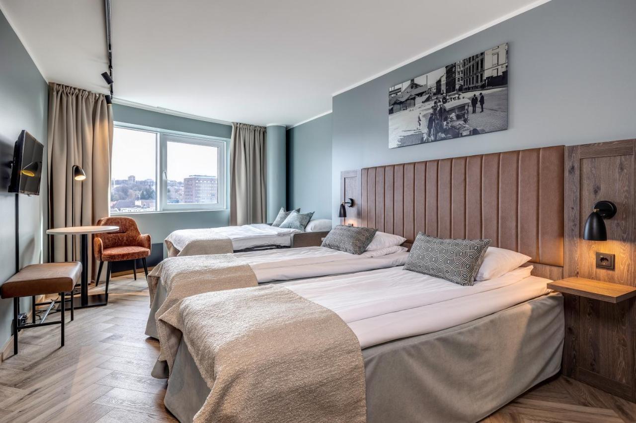 Quarto Deluxe com 2 Camas de Solteiro e Sofá-cama