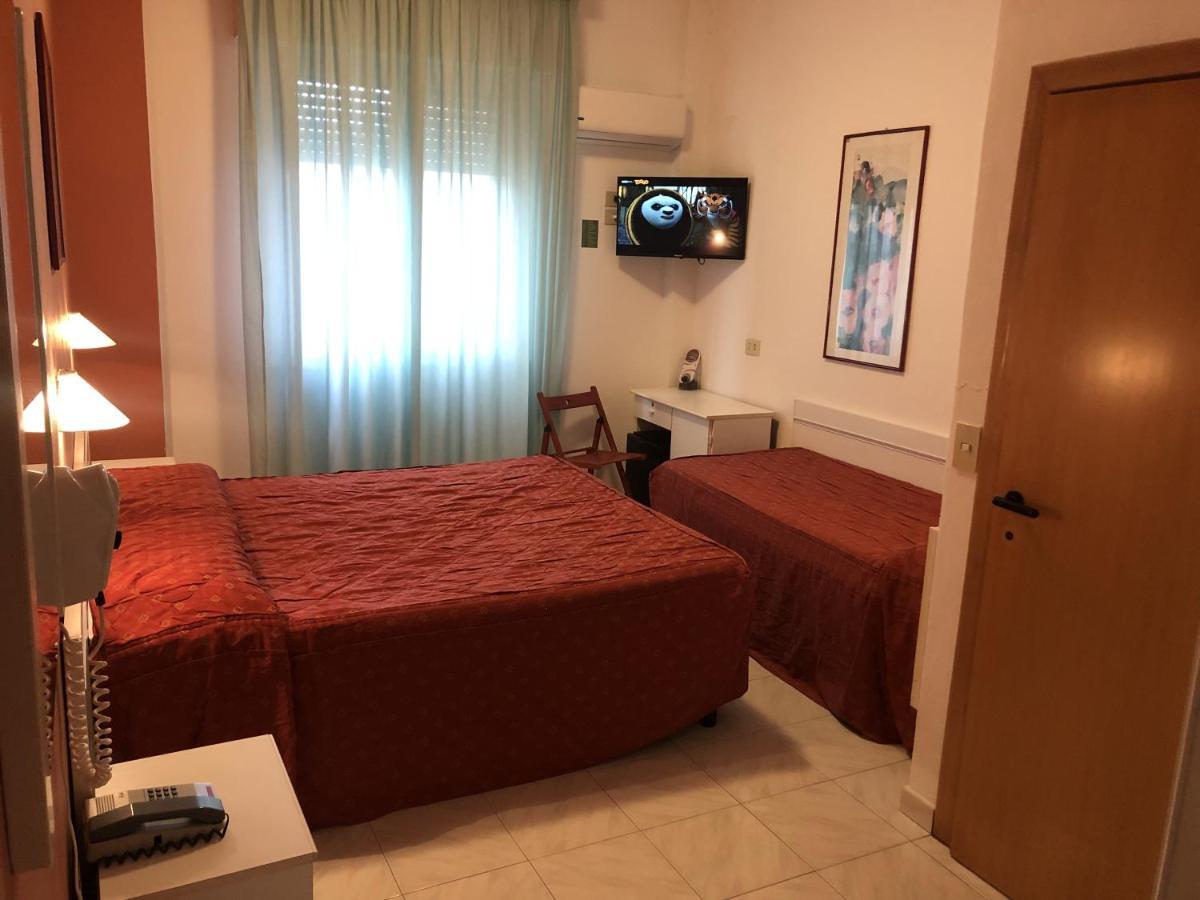 Economy Triple Room,1372660937:JPEG
