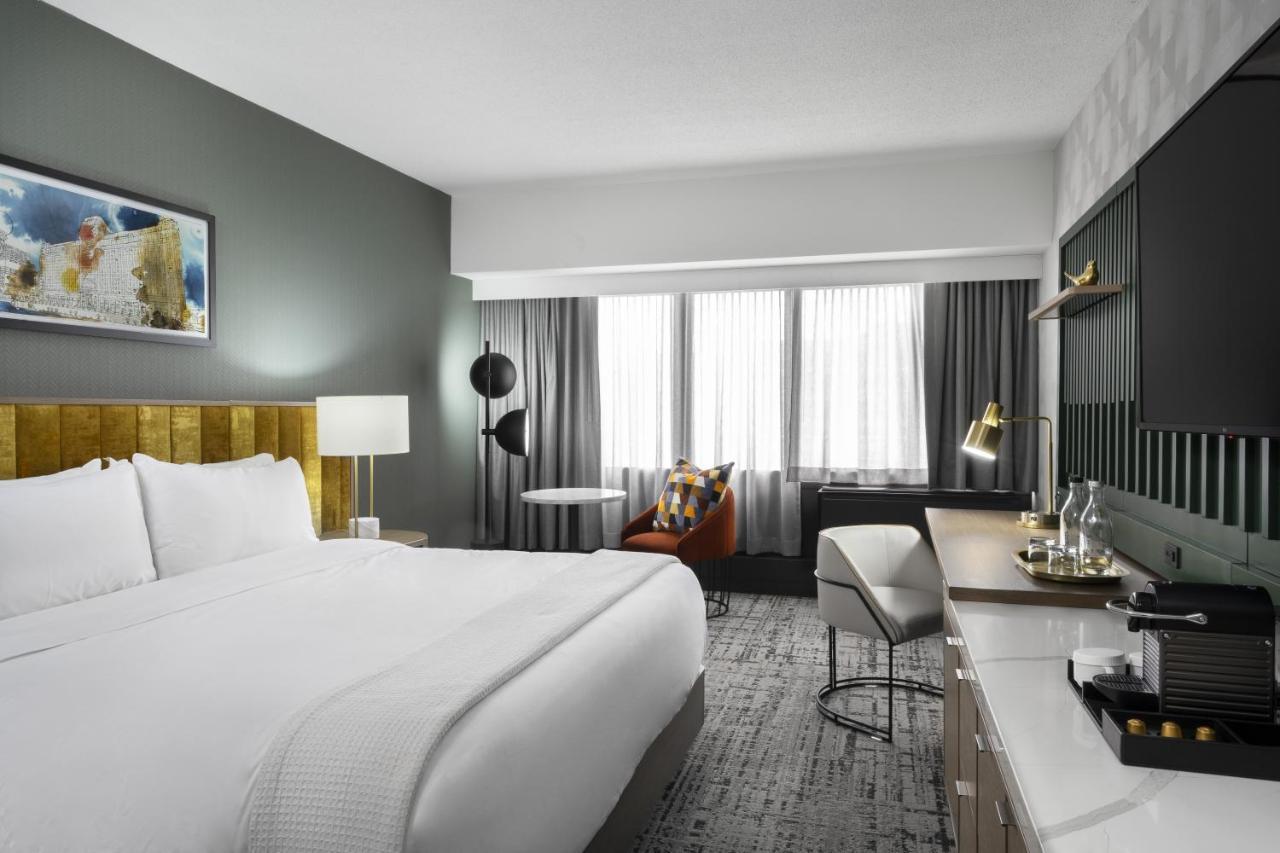 Standard King Room with Skyline View