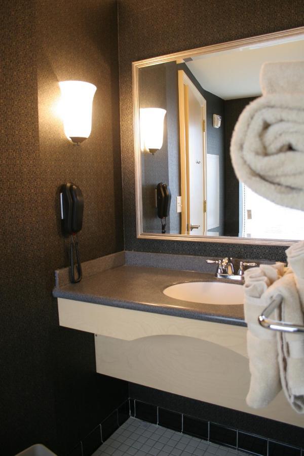 King Room Mobility or Hearing Access Bathtub Grab Bars Non-Smoking