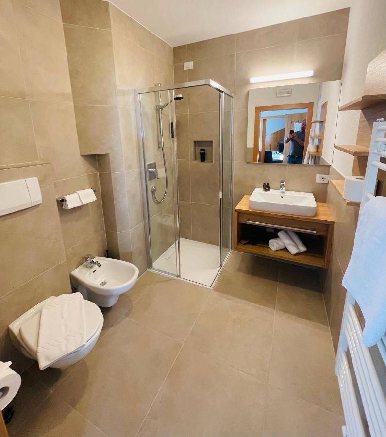 Small One-Bedroom Apartment Balcony,1403694485:JPEG