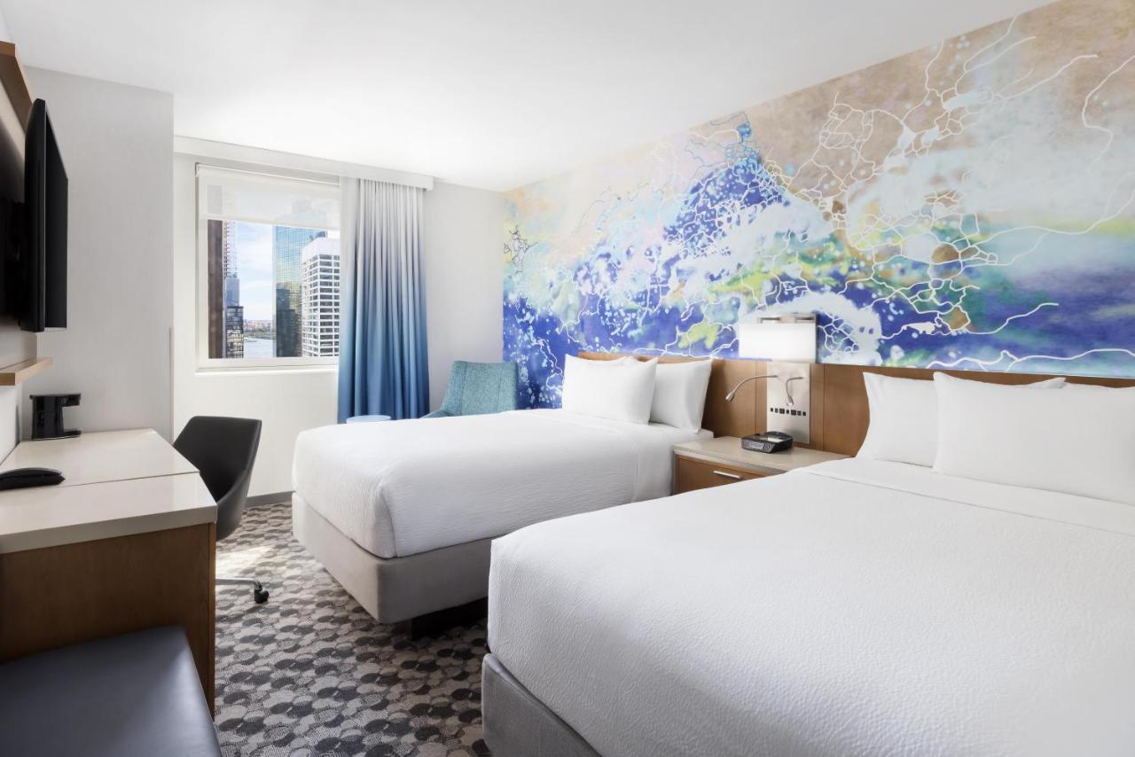 Größeres Deluxe Zimmer mit 2 Doppelbetten und Stadtblick