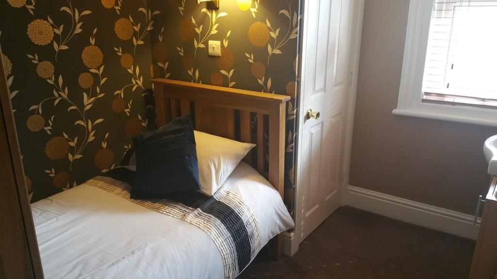 Single Room with Private Bathroom - Second Floor - Room 4