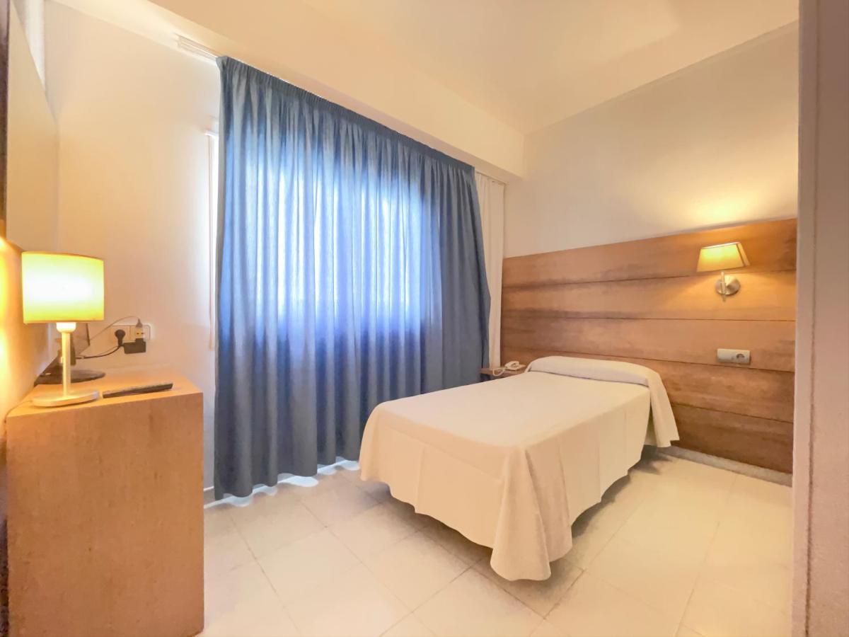 Single Room,700249465:JPEG