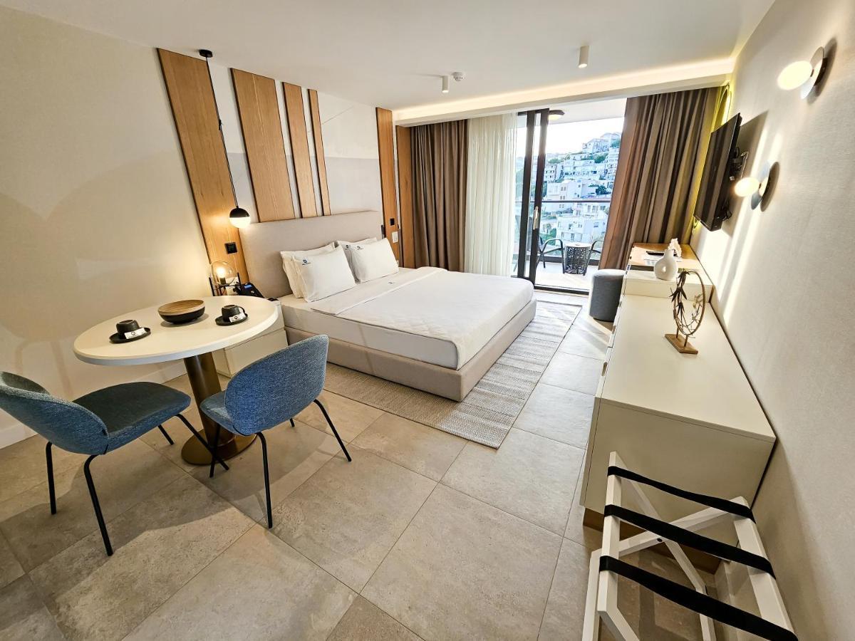 Zimmer mit Kingsize-Bett und Balkon