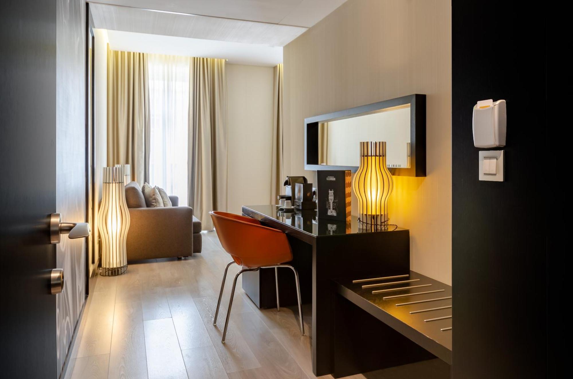 Suite with Street View,1012440088:JPEG
