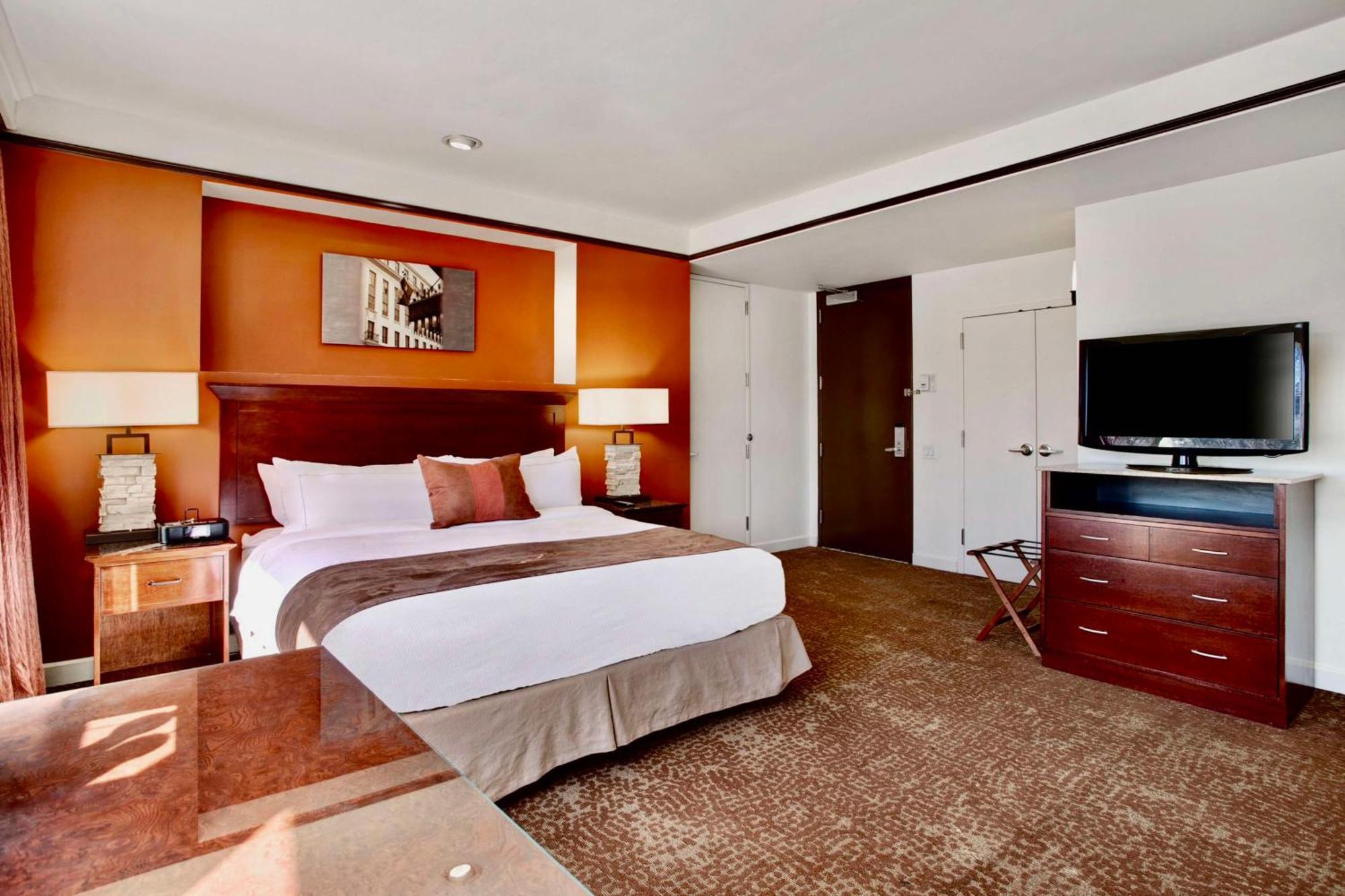 Quarto Deluxe com Cama King-size e Banheira no Jardim