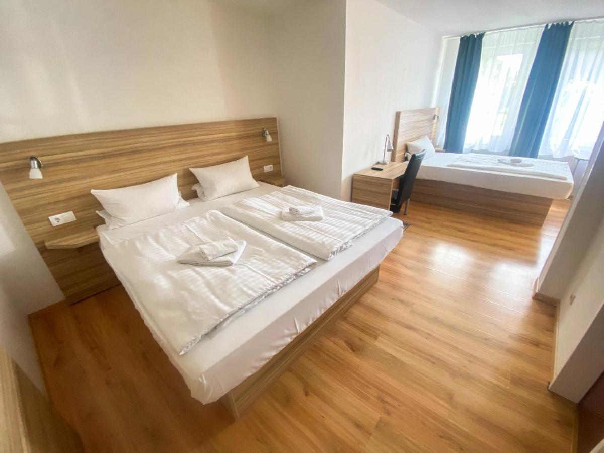 Family Room,1467205382:JPEG