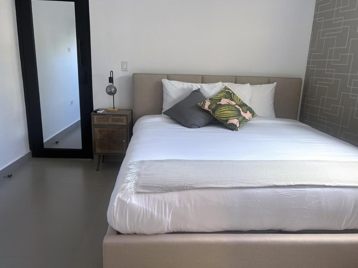 Habitación con cama extragrande.