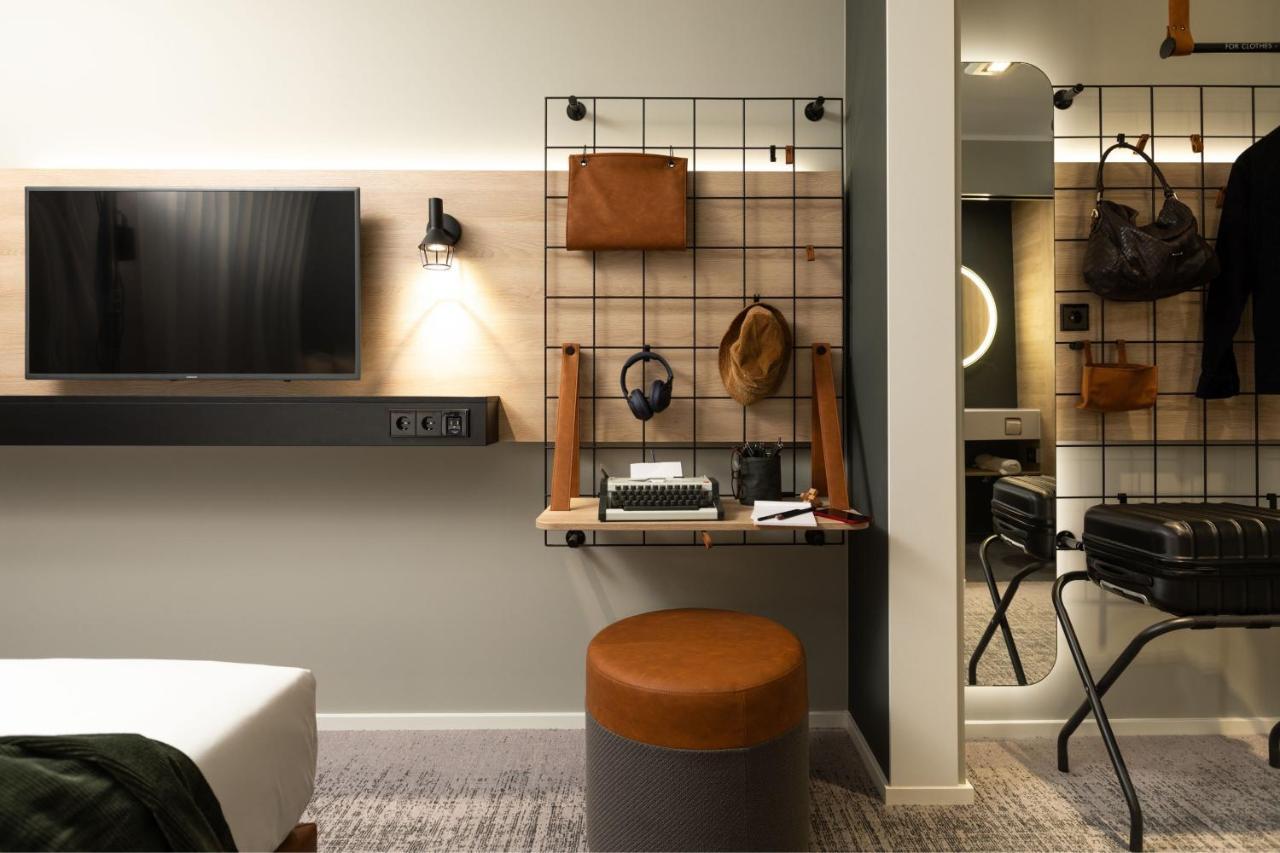 Moxy Twin Room
