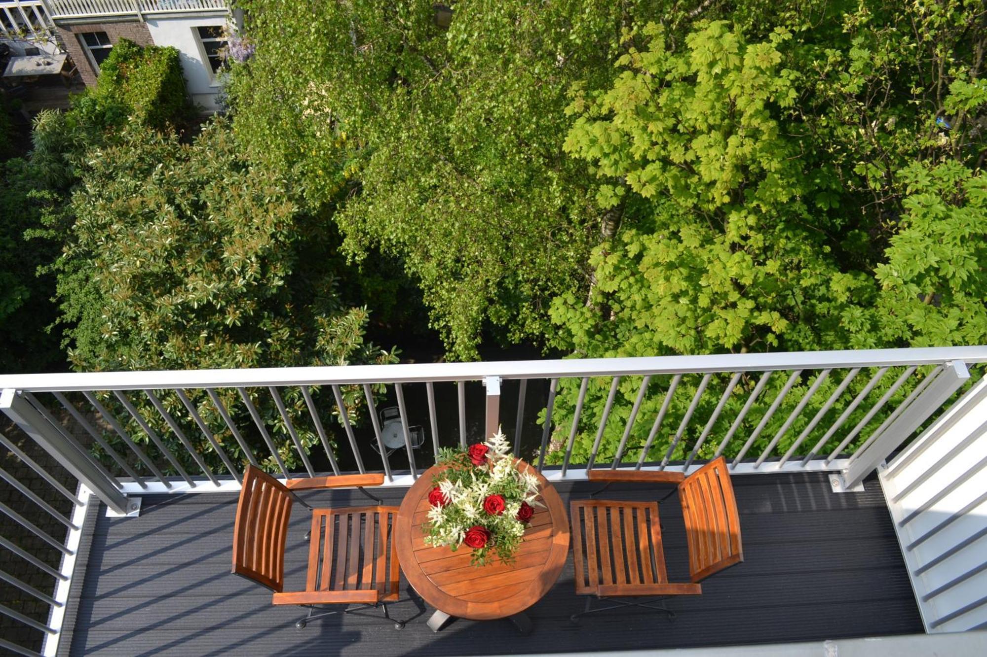 Quarto com 2 Camas de Solteiro, Banheira de Hidromassagem, Varanda e Vista do Jardim