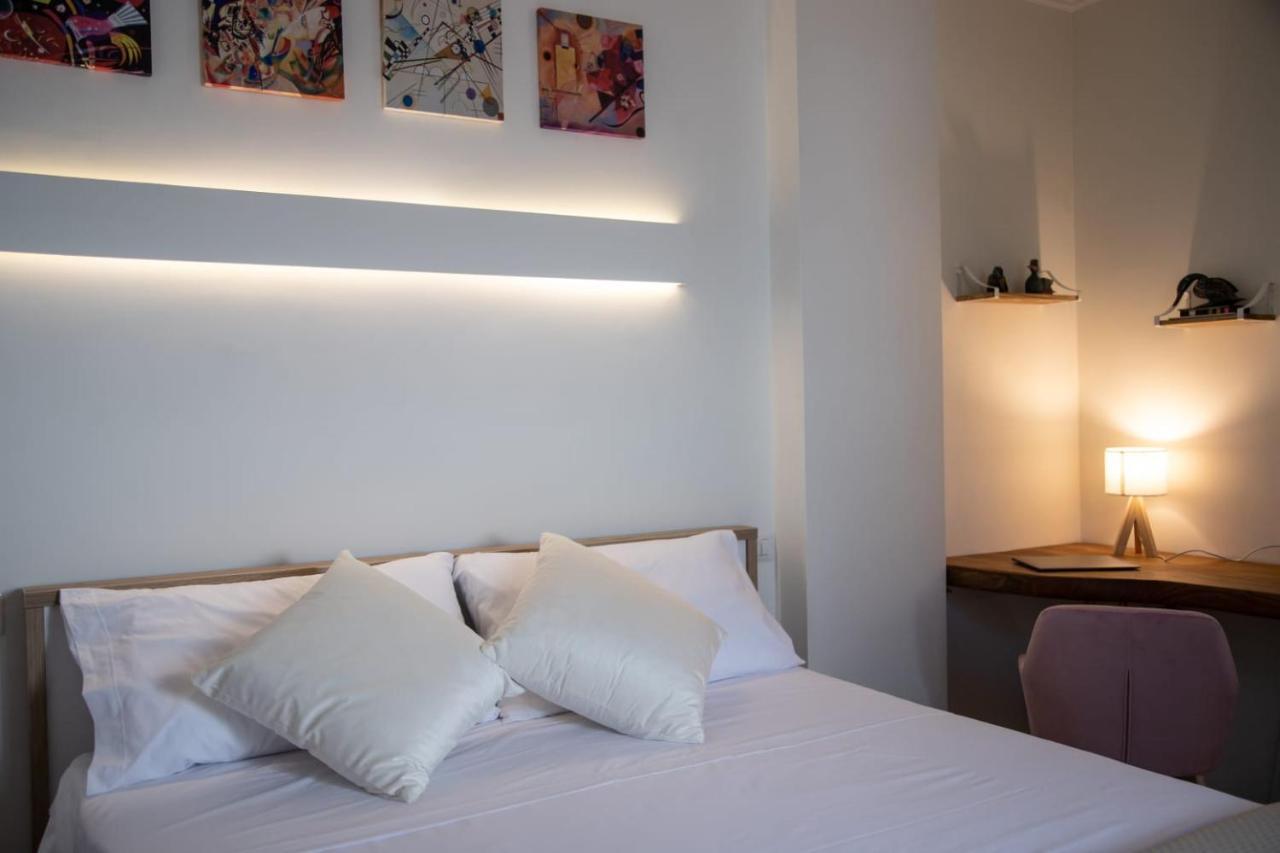 Zimmer mit Kingsize-Bett und Gartenblick.
