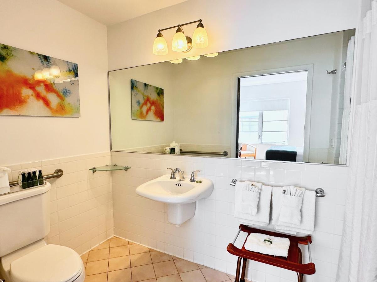 Quarto com 1 Cama Queen-size e Vista Parcial do Mar